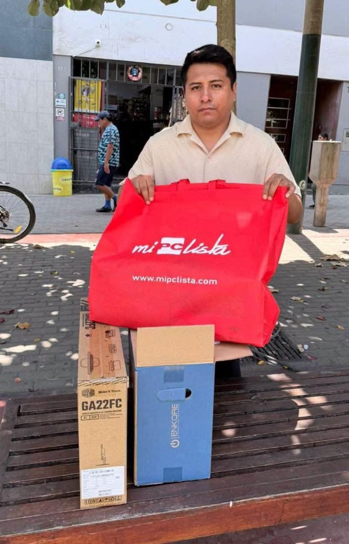 Cliente con la bolsa de su compra y sus cajas frente a la tienda