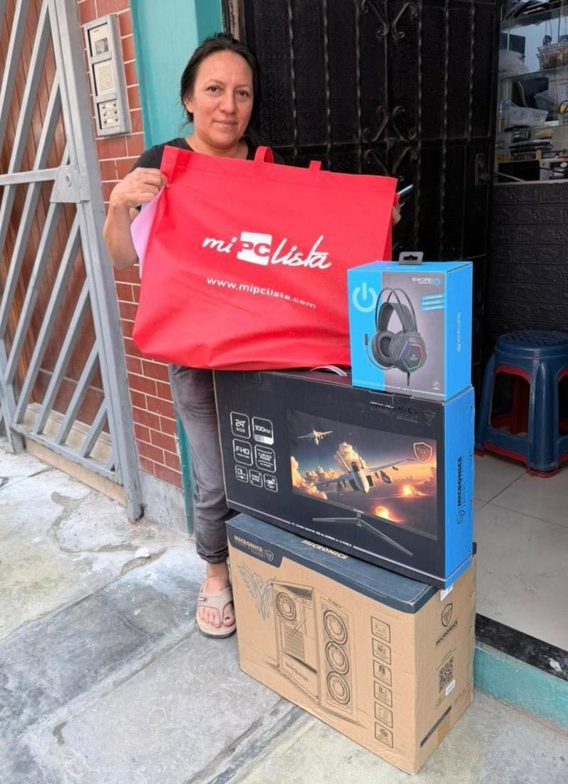Clienta con la bolsa de su compra, la caja del monitor y unos audífonos