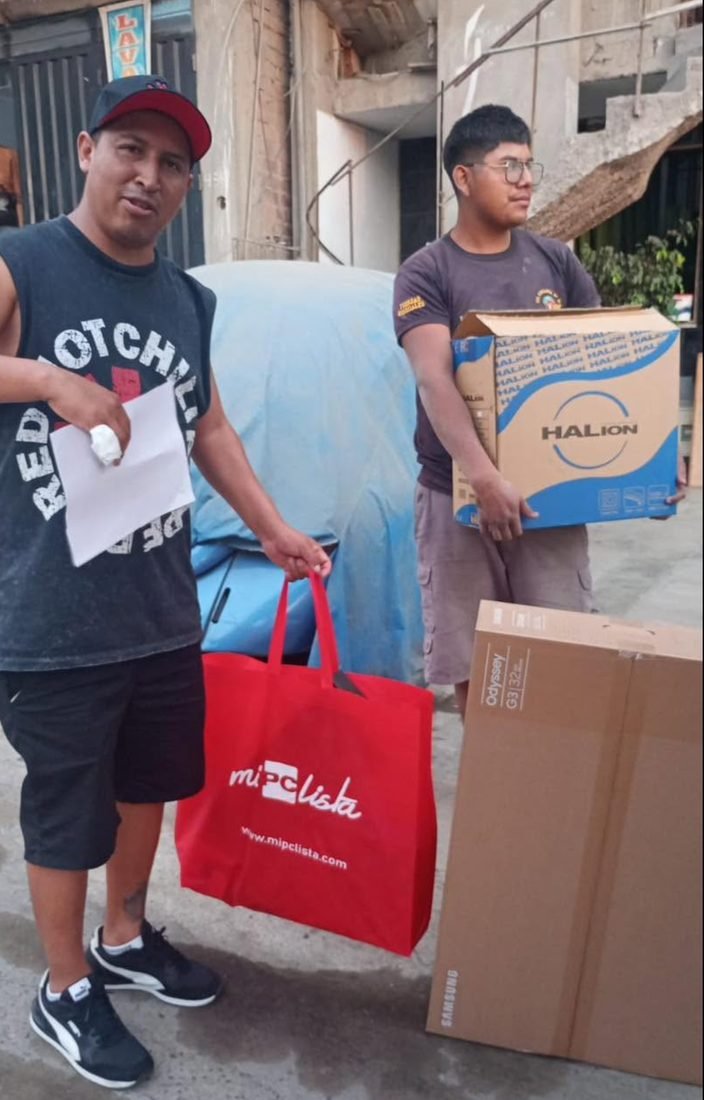 Dos clientes en la calle con las bolsas y cajas de su compra